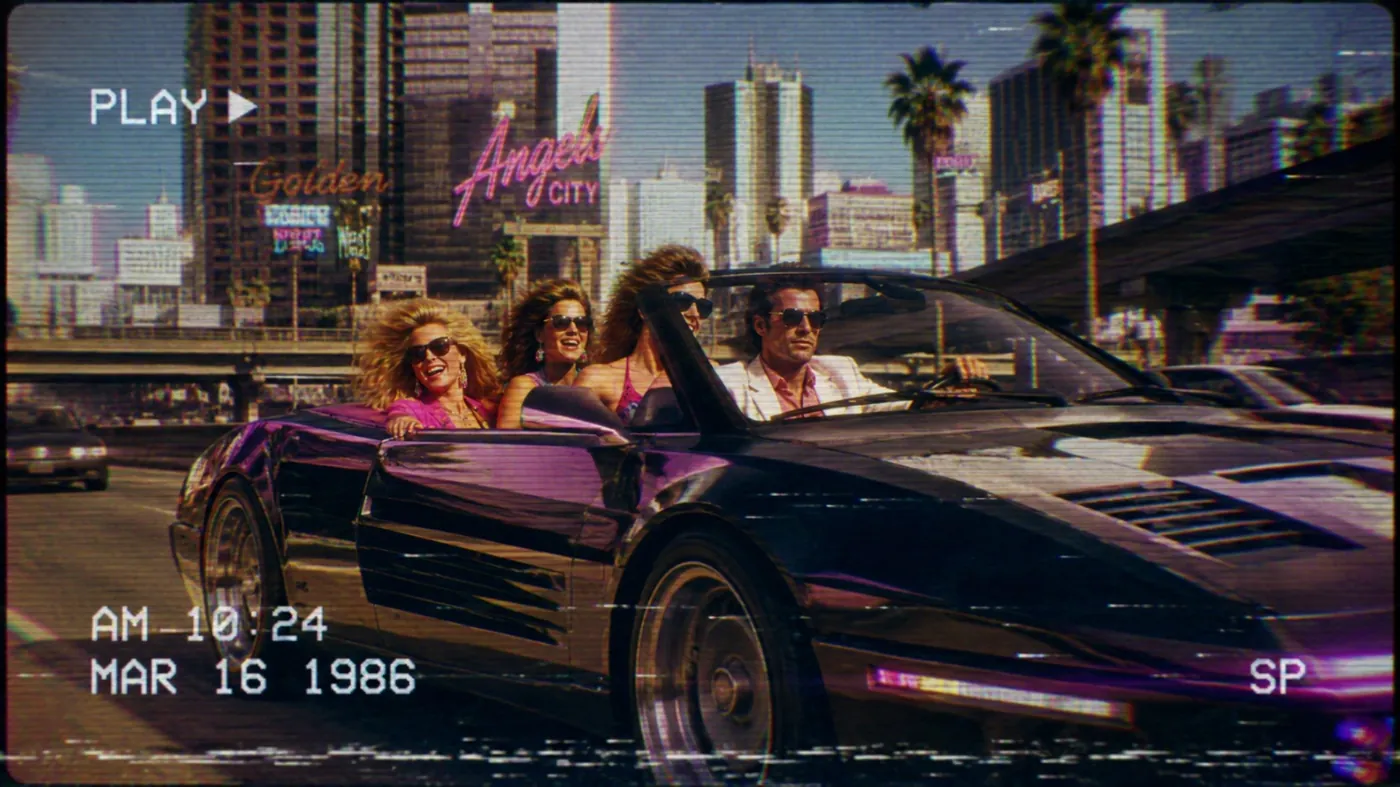 The image depicts a stylish, pink-colored car, likely a convertible, parked in a city environment with palm trees and other urban elements, and includes a timestamp and a city initial, possibly indicating a specific location or event. KI-generierte Inhalte können fehlerhaft sein.