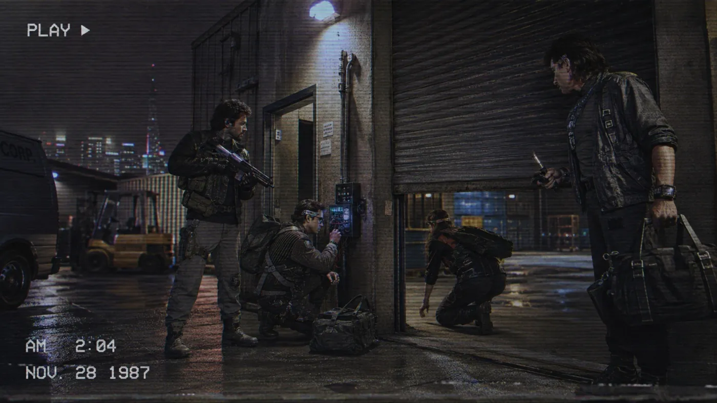 The image depicts a tense, urban setting at night with two individuals, one in a tactical gear and the other in street attire, possibly engaged in a confrontation or exchange, under a streetlamp with an urban skyline visible. KI-generierte Inhalte können fehlerhaft sein.